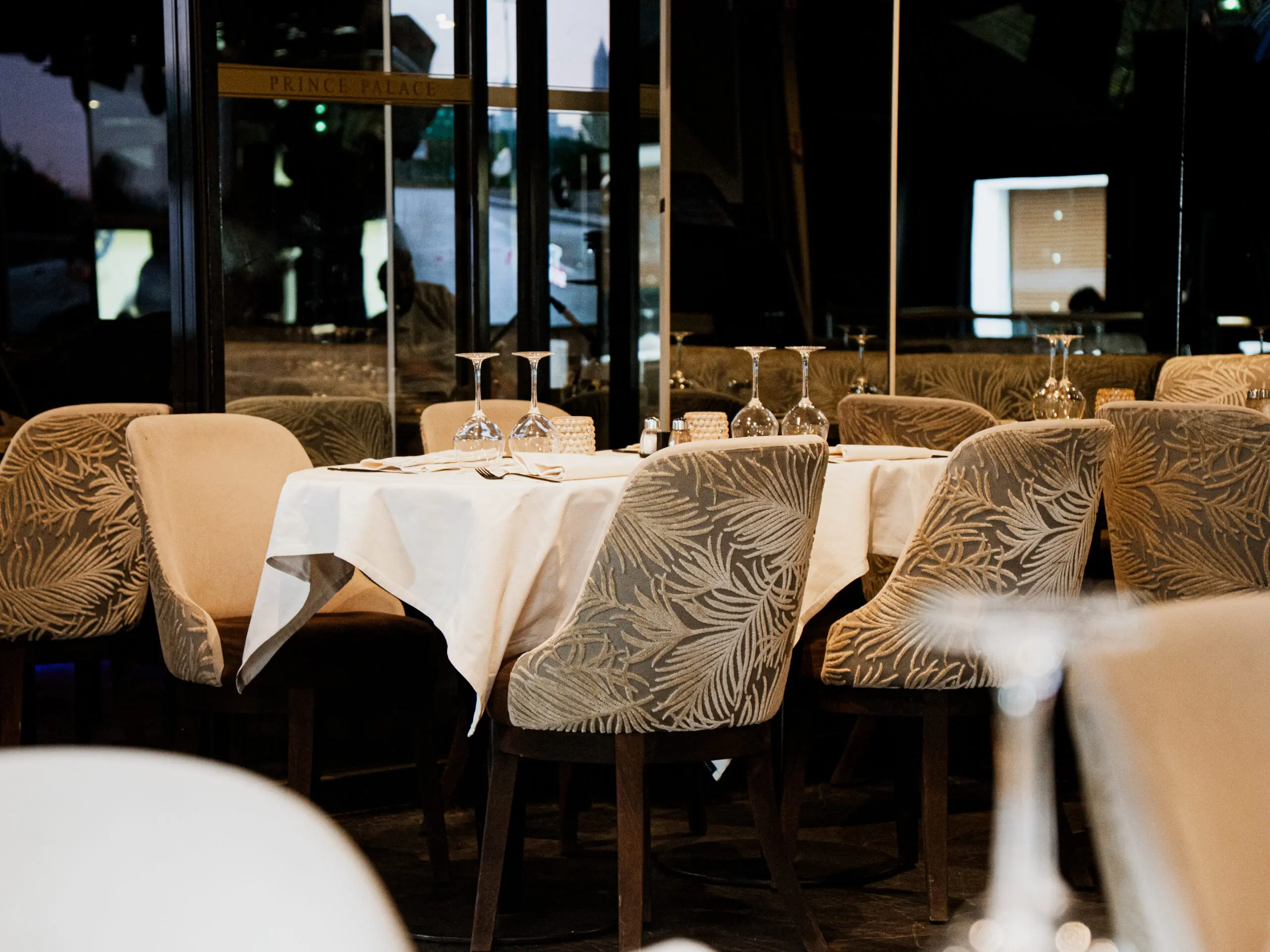 Que faire à Paris le dimanche soir : dîner tardif dans un restaurant lounge sur les Champs-Élysées