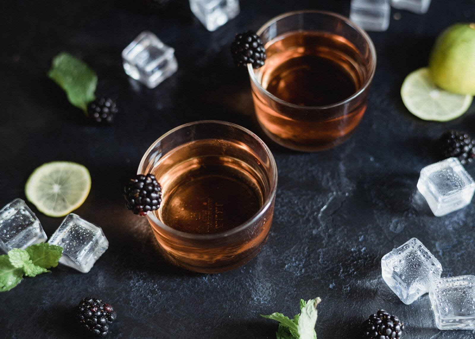 Soirée en couple à Paris : deux verres partagés dans un lounge chicha sur les Champs-Élysées